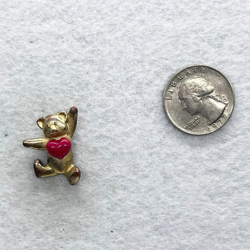 🔮 5/$25 Vintage Teddy Bear Heart Pin‎